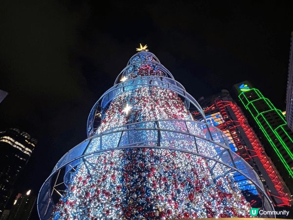 中環皇后像廣場，聖誕光影節目，使用投影機在建築物上投影出聖誕...