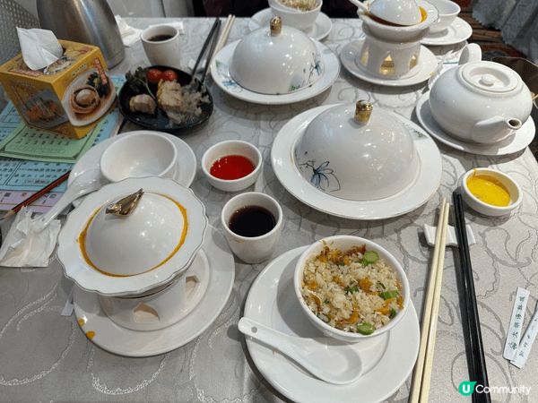 有紅燒翅、有鮑魚、有點心、有炒飯、有甜品才二百多元一位、真的...