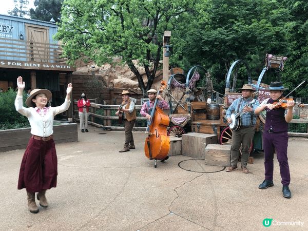 香港迪士尼樂園，間中都有驚喜表演