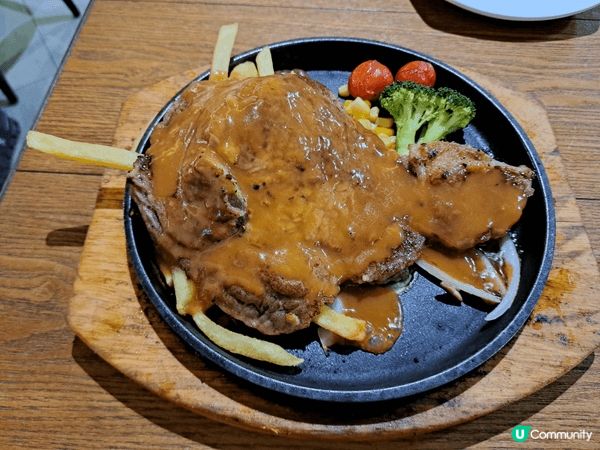這個肉眼扒肉質鮮嫩，淋上燒汁，非常美味，加上配上薯條，令人吃...