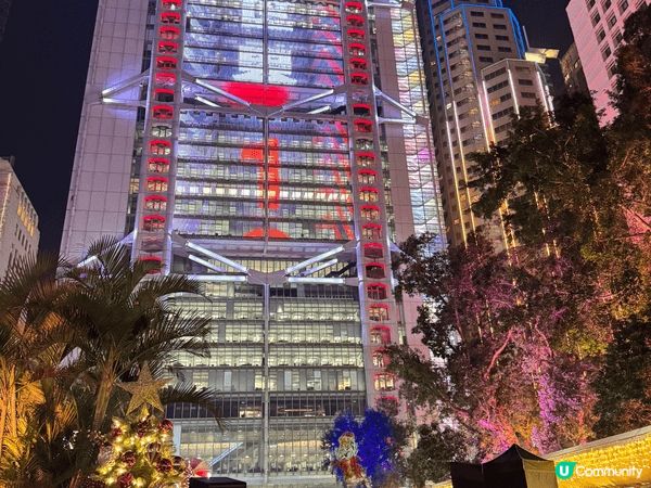 今個聖誕節，旅發局將中環皇后像廣場花園化身為「聖誕天地」，聖...