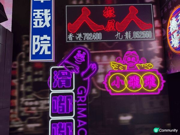 香港麥當勞在香港機場的抵港大堂設了一個50周年的展覽，展出5...