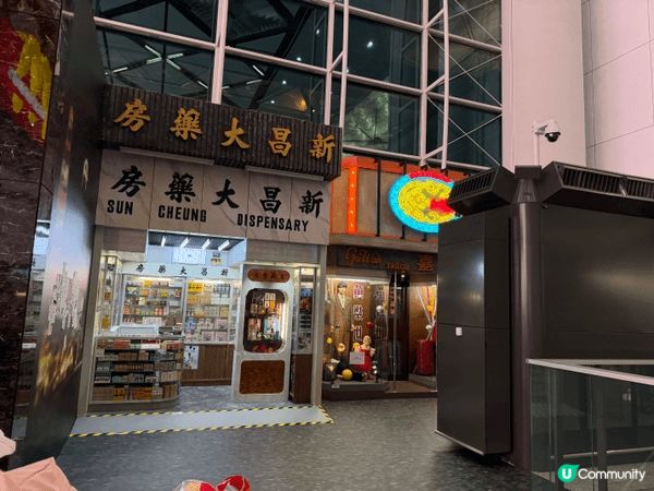 香港麥當勞在香港機場的抵港大堂設了一個50周年的展覽，展出5...