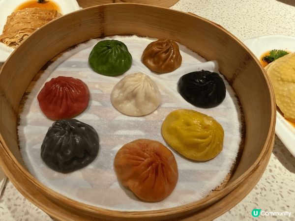 樂天皇朝的八色小籠包非常出色，一次過品嚐各種味道十分滿意。另...