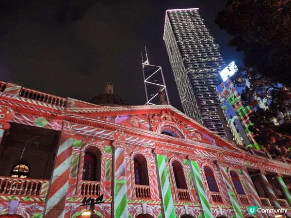 今年聖誕節的香港特別美麗，尤其是港島中環街道上的燈飾和聖誕樹...