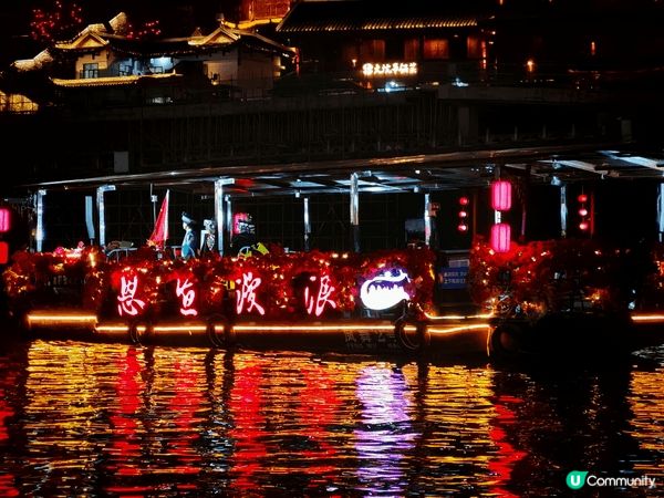 坐著小船夜遊，有涼風，十分之享受啊！晚上夜景五光十色，多美啊...