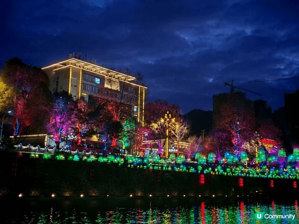 坐著小船夜遊，有涼風，十分之享受啊！晚上夜景五光十色，多美啊...