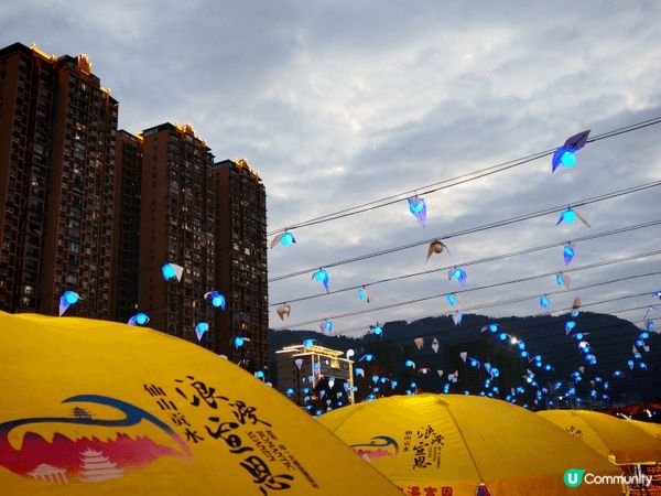 坐著小船夜遊，有涼風，十分之享受啊！晚上夜景五光十色，多美啊...