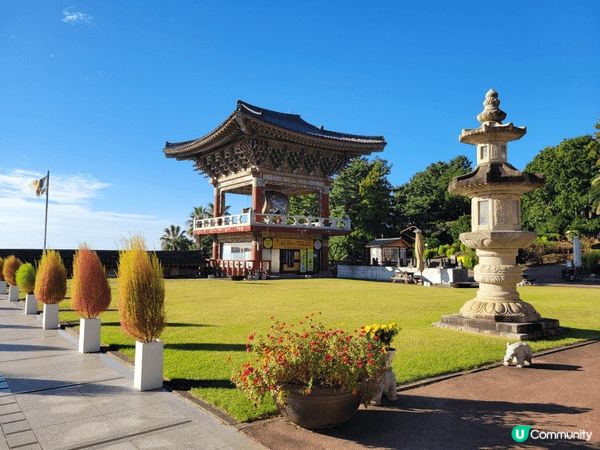 韓國廟宇， 很有氣勢， 亦各有特色 ，色彩先艷奪目， 亦感到...