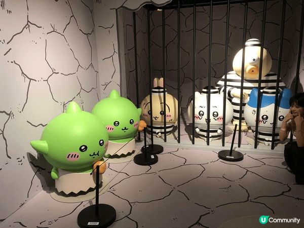 Chiikawa，小八和Usagi 在夢幻的背景中飛翔。背景...