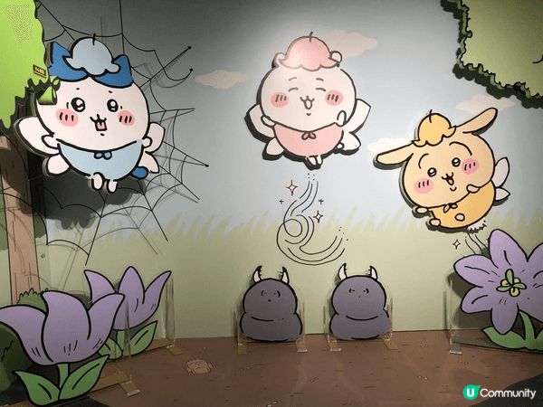 Chiikawa，小八和Usagi 在夢幻的背景中飛翔。背景...