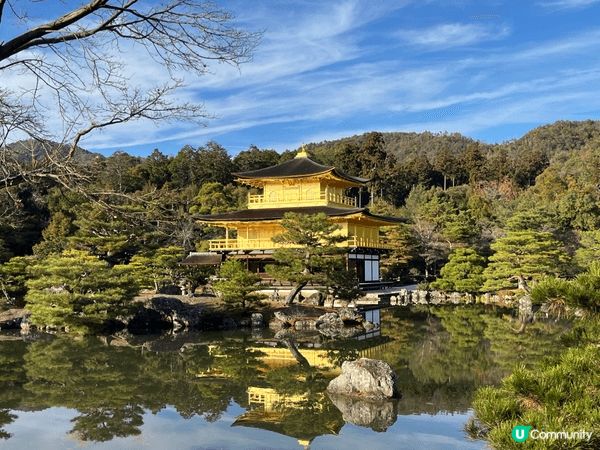 再遊金閣寺，少了大陸遊客，回歸寧靜。明鏡似的倒影靜靜的看着時...