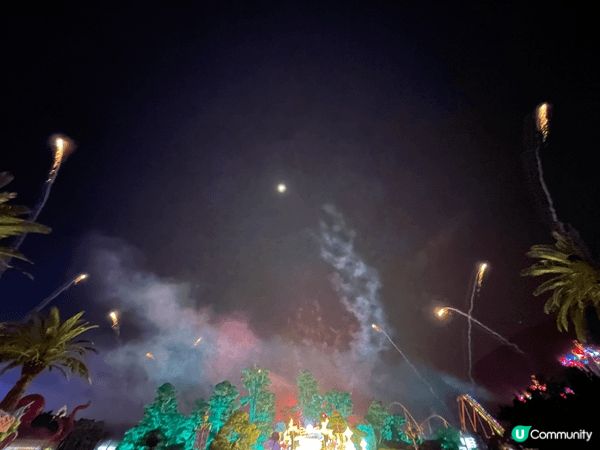 聖誕假期北上了珠海長隆度假區，去了海洋王國玩機動遊戲，看虎鯨...