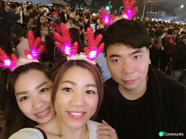 和朋友在尖沙咀一起過聖誕，順便在尖沙咀碼頭看煙花！充滿聖誕氣...