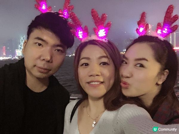 和朋友在尖沙咀一起過聖誕，順便在尖沙咀碼頭看煙花！充滿聖誕氣...