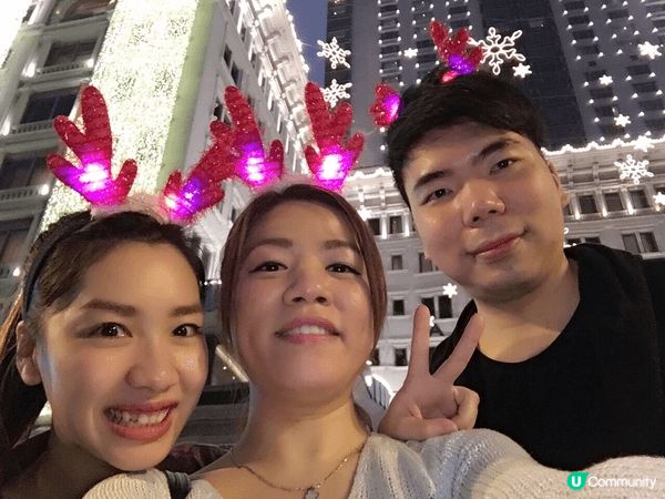 和朋友在尖沙咀一起過聖誕，順便在尖沙咀碼頭看煙花！充滿聖誕氣...