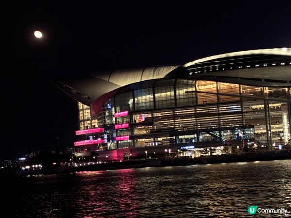 推薦港島區海濱（我常跑步的地方），日與夜都好靚好精彩。