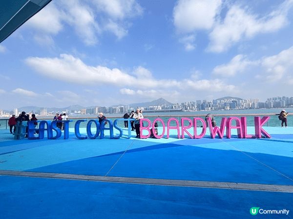 推薦港島區海濱（我常跑步的地方），日與夜都好靚好精彩。