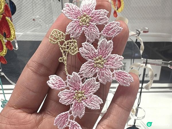 日本京都下鴨神社禦守係必賣買，係各季節花型刺繡，非常之精美！...