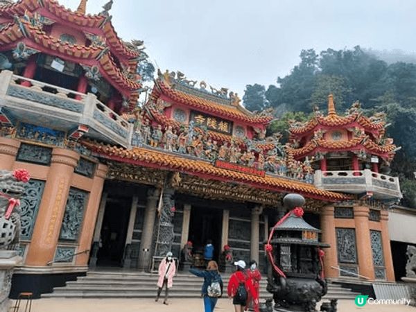阿里山森林鐵路是百年歷史的山地小火車，沿途穿越高聳杉林與蜿蜒...
