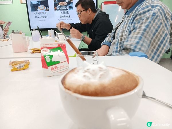 我學沖咖啡，導師示範沖立體貓貓。去香港大學圖書館欣賞文物。港...