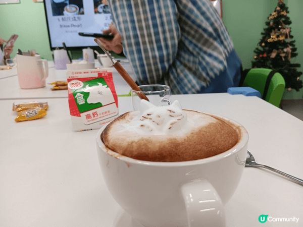 我學沖咖啡，導師示範沖立體貓貓。去香港大學圖書館欣賞文物。港...