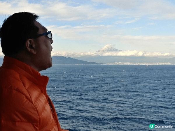 因為在郵輪看到的富士山，好像是海際聳立的雪冠，而湛藍的海水又...
