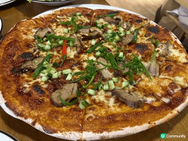 勁大大塊的pizza ， 片皮烤鴨 味道好濃 好似食緊片皮鴨...