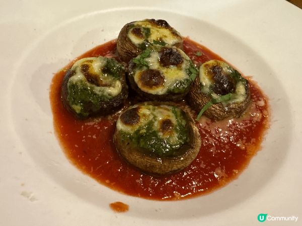 勁大大塊的pizza ， 片皮烤鴨 味道好濃 好似食緊片皮鴨...