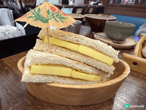香港位於太子的蘇山雞飯，2個人叫了三個下午茶餐，雞肉鮮嫩脆皮...