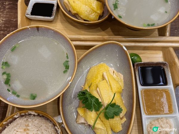 香港位於太子的蘇山雞飯，2個人叫了三個下午茶餐，雞肉鮮嫩脆皮...
