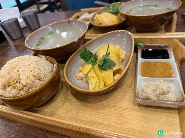 香港位於太子的蘇山雞飯，2個人叫了三個下午茶餐，雞肉鮮嫩脆皮...