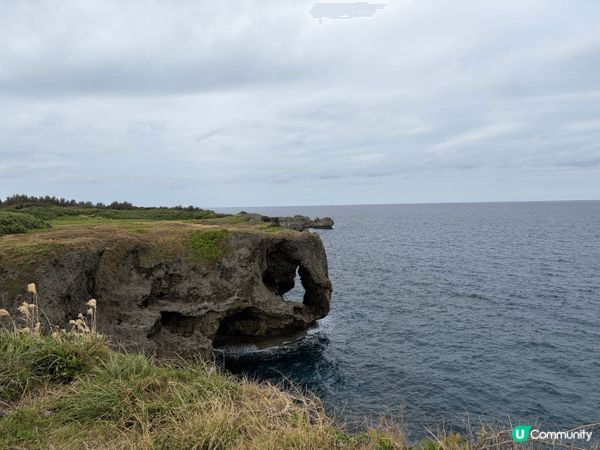 沖繩旅行充滿着好多自然嘅風光，例如有萬座毛同埋湖水綠色嘅海洋...