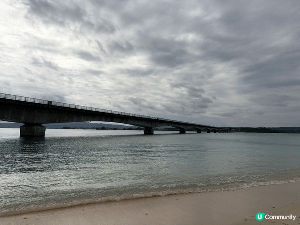 沖繩旅行充滿着好多自然嘅風光，例如有萬座毛同埋湖水綠色嘅海洋...
