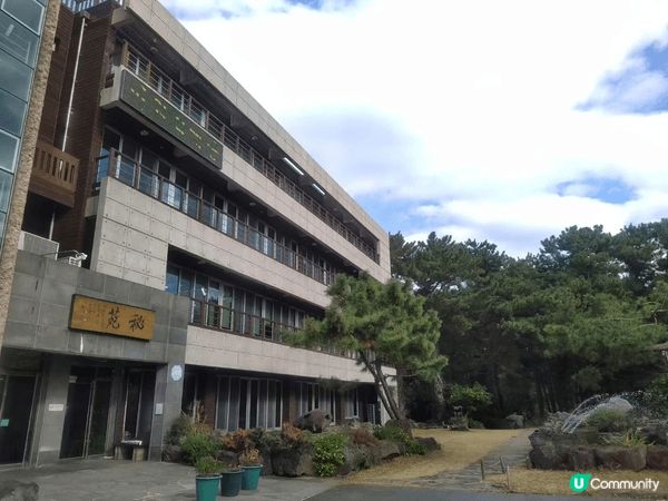 在濟州島的悠然風光裡，藏著一座以韓文「비원」和漢字「秘苑」標...