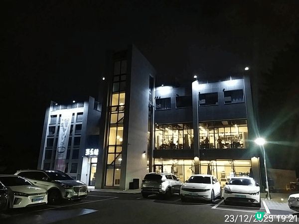 鏡頭正饞著呢！這張在「濟州葡萄園黑豬肉」捕捉的烤肉盛宴，光是...
