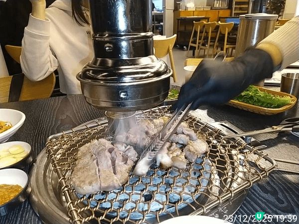 鏡頭正饞著呢！這張在「濟州葡萄園黑豬肉」捕捉的烤肉盛宴，光是...