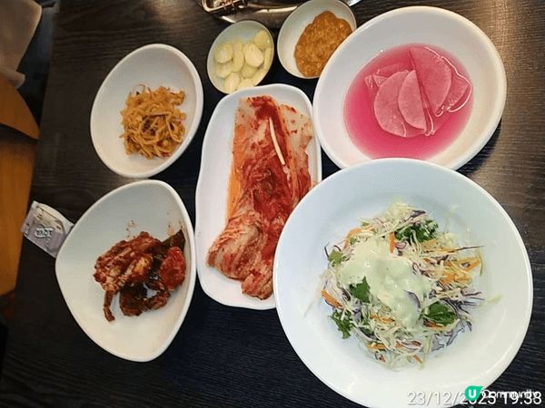 鏡頭正饞著呢！這張在「濟州葡萄園黑豬肉」捕捉的烤肉盛宴，光是...