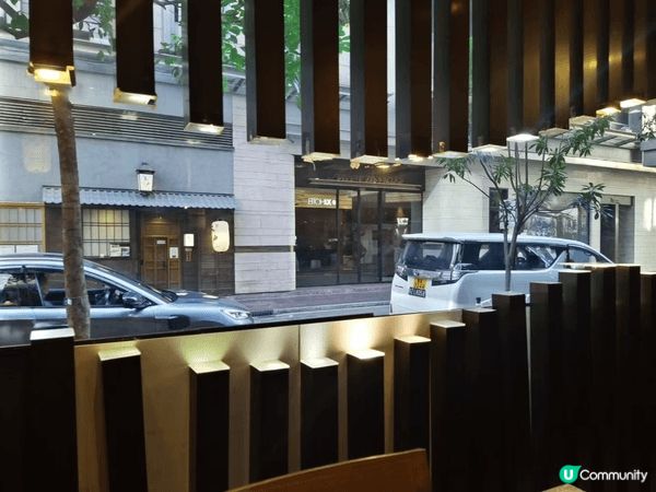 推開「嵐山日本料理」的木格門，彷彿一步穿越到京都嵐山的竹林小...