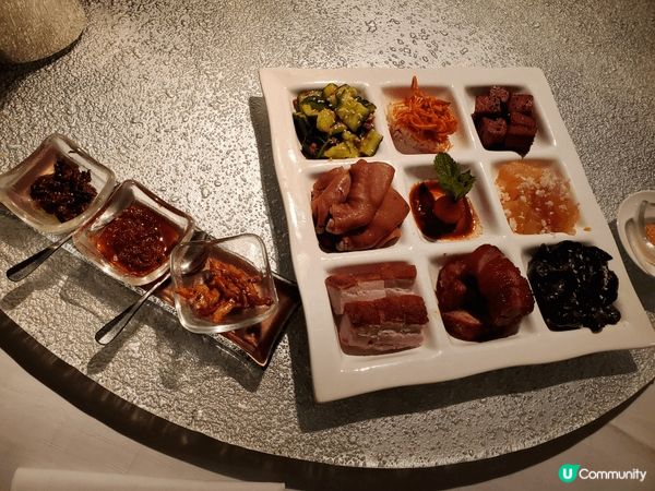 明閣八小碟，鮮鮑魚焗滑雞煲， 蝦籽鮮菌麒麟東星斑，以上都非常...