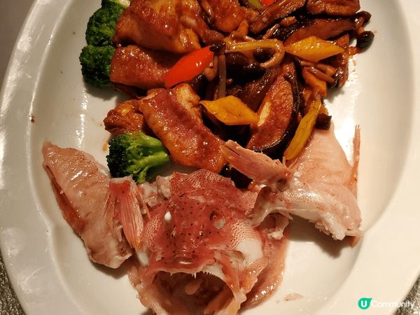 明閣八小碟，鮮鮑魚焗滑雞煲， 蝦籽鮮菌麒麟東星斑，以上都非常...
