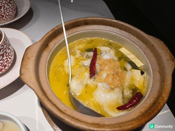 菜色香味俱全，湯底金黃濃郁，融合魚片、豆腐、蒜末與辣椒，香氣...