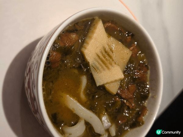 菜色香味俱全，湯底金黃濃郁，融合魚片、豆腐、蒜末與辣椒，香氣...