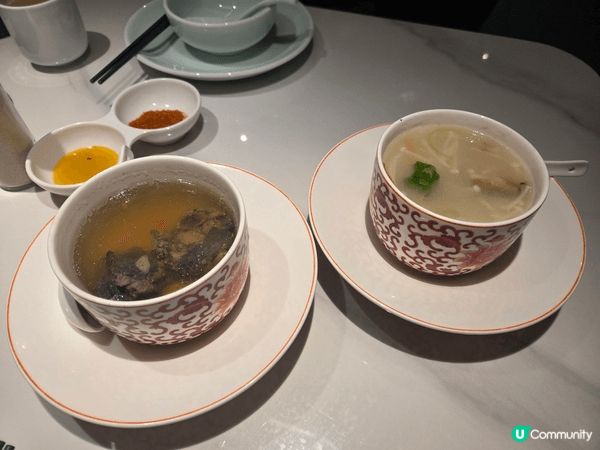 菜色香味俱全，湯底金黃濃郁，融合魚片、豆腐、蒜末與辣椒，香氣...