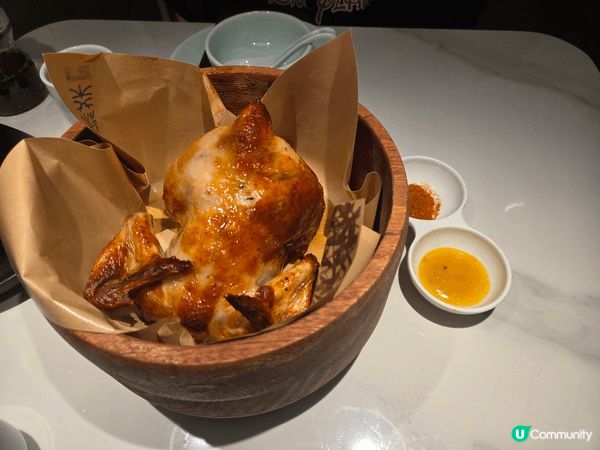 菜色香味俱全，湯底金黃濃郁，融合魚片、豆腐、蒜末與辣椒，香氣...
