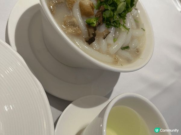 廣州酒家嘅點心一向有口皆碑，款式多又夠地道。蝦餃皮薄餡靚，蝦...