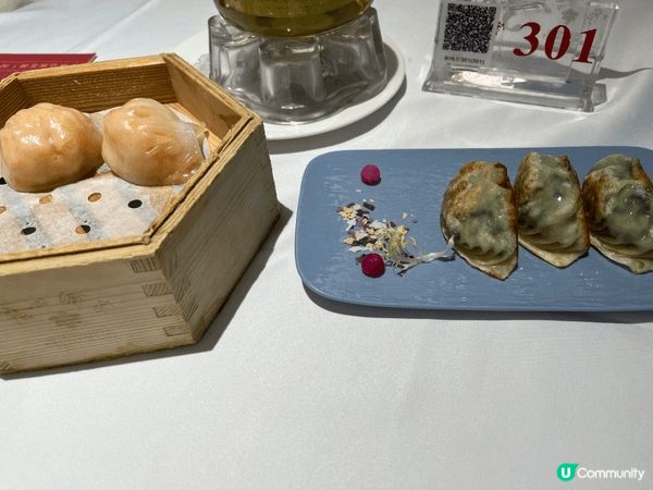 廣州酒家嘅點心一向有口皆碑，款式多又夠地道。蝦餃皮薄餡靚，蝦...