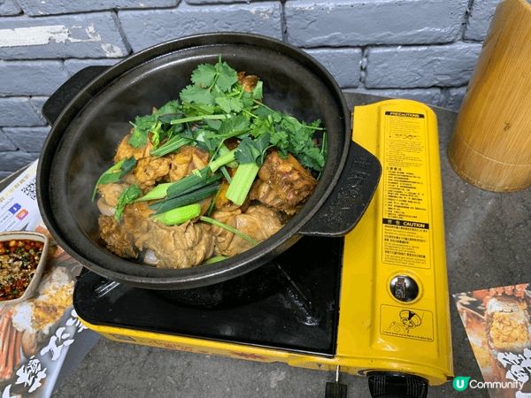 過去的周末，我和朋友去了黃大仙區一間小店吃火鍋。這間食肆不大...