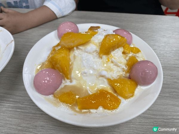 士多啤梨雪花冰：冬季限定、現切新鮮草莓堆滿滿，酸甜多汁配綿密...