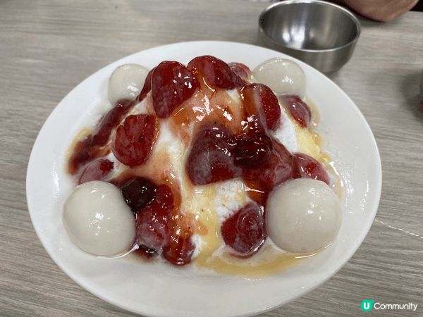 士多啤梨雪花冰：冬季限定、現切新鮮草莓堆滿滿，酸甜多汁配綿密...